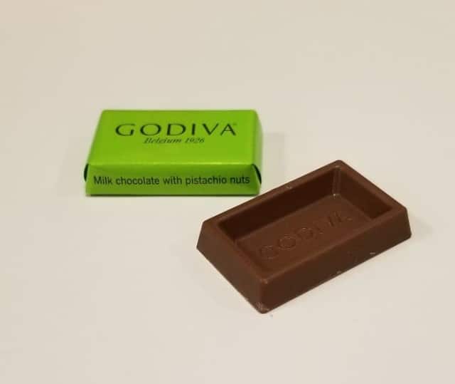 упаковка вогнутой по форме плитки шоколада от производителя Godiva